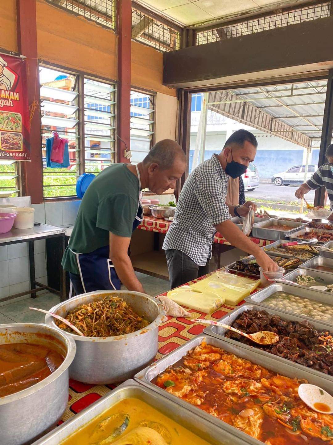 Kedai Pak Ngah yang terletak di Pekan Parit Buntar, Perak. Ni antara port beli lauk tengahari orang sekitar Parit Buntar dari tahun 90 an lagi.