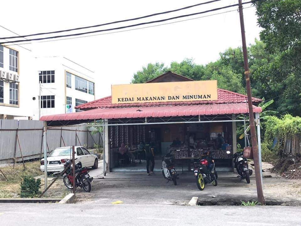 Kedai Pak Ngah yang terletak di Pekan Parit Buntar, Perak. Ni antara port beli lauk tengahari orang sekitar Parit Buntar dari tahun 90 an lagi.