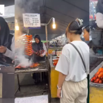 Selamba Cakap Korea Sambil Niaga Ayam Bakar, Gelagat Akak Ini Buat Ramai Kagum!