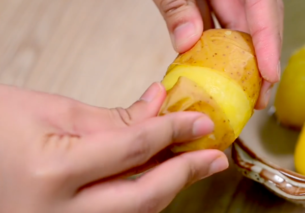 cara kupas kentang