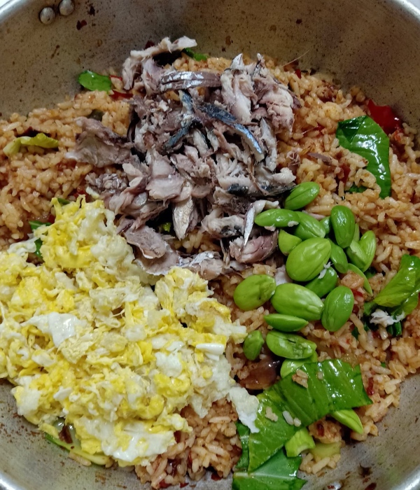 nasi goreng ikan rebus