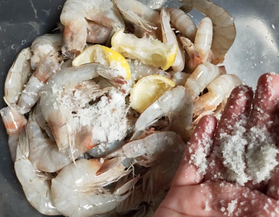 cara bersihkan udang