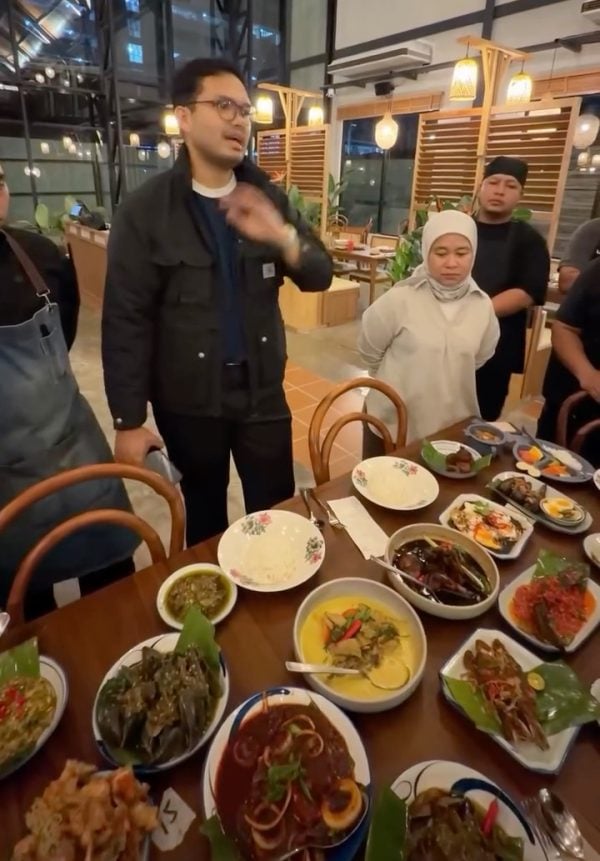 khairul aming buka restoran