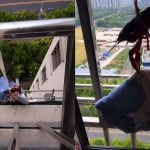 Udang Karang Buat Ramai Terhibur, Selamba Angkat Baju Yang Jatuh Dari Balkoni Rumah