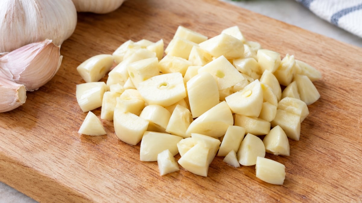 potong bawang putih