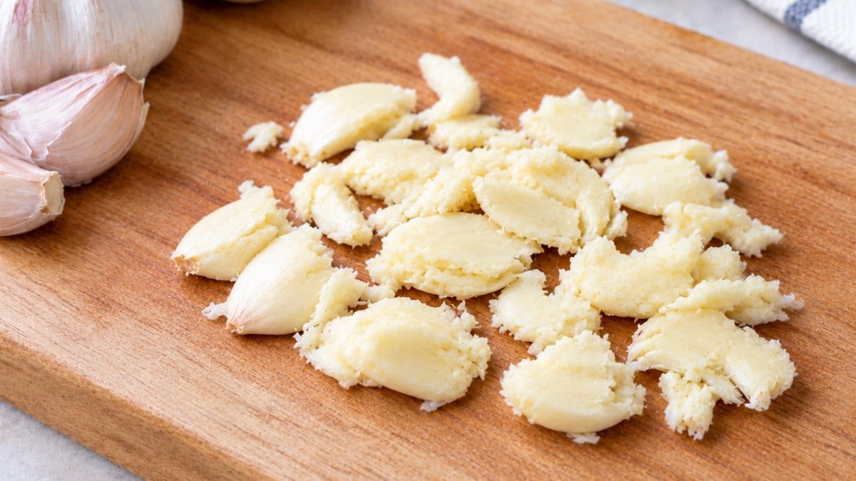 potong bawang putih
